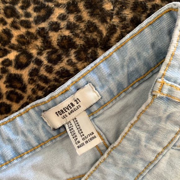 Light wash skirt - Picture 4 of 4